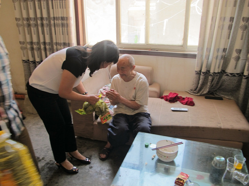 益和熱力公司端午節(jié)開(kāi)展“送溫暖、獻(xiàn)愛(ài)心”活動(dòng)